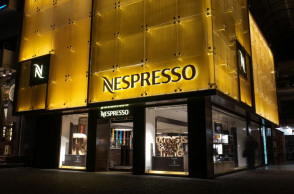 O Greg φιλοτεχνεί τη Nespresso boutique της Γλυφάδας