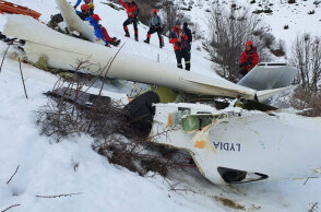 Ιωάννινα: Το κατεστραμμένο εκπαιδευτικό αεροσκάφος μετά τη συντριβή του στο όρος Μιτσικέλι, στην περιοχή Καβαλάρι Ζαγορίου