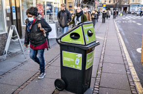 Κορωνοϊός - Δανία: Γυναίκα με προστατευτική μάσκα για τον κορωνοϊό περπατά σε δρόμο στην πρωτεύουσα Κοπεγχάγη