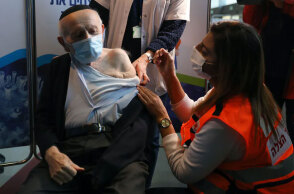 Κορωνοϊός - Ισραήλ: Ηλικιωμένος κάνει το εμβόλιο κατά της Covid-19