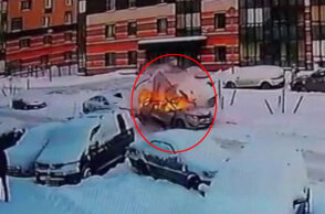 Αγία Πετρούπολη: Αυτοκίνητο εξερράγη με τον οδηγό μέσα, ο οποίος στη συνέχεια βγαίνει από το κατεστραμμένο όχημα χωρίς να έχει υποστεί κάποιον σοβαρό τραυματισμό