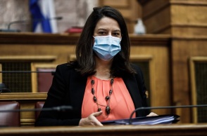 Η υπουργός Παιδείας, Νίκη Κεραμέως με μάσκα στη Βουλή 