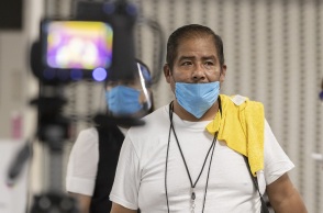 Άνδρας με μάσκα προστασίας από τον κορωνοϊό σε αεροδρόμιο του Μεξικού