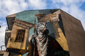 Τοιχογραφία με θέμα την πανδημία COVID 19 σε τοίχο πολυκατοικίας στην Δράμα