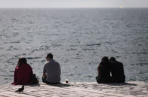 Κορωνοϊός στην Αττική: Πολίτες στην παραλία του Φλοίσβου