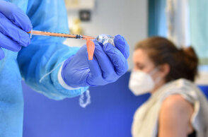 Υγειονομικός ετοιμάζει το εμβόλιο της Pfizer για τον κορωνοϊό