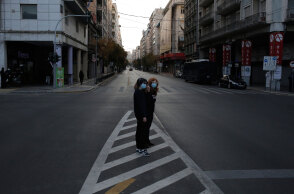 Με κλειστό λιανεμπόριο το σκληρό lockdown στην Αττική μέχρι την Κυριακή 28 Φεβρουαρίου 2021 - Κοπέλες με μάσκα σε έρημο δρόμο στο κέντρο της Αθήνας