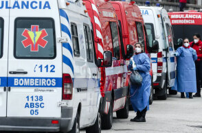 Πορτογαλία - Κορωνοϊός: Ασθενοφόρα για ασθενείς με κορωνοϊό σταθμευμένα το ένα πίσω από το άλλο σε νοσοκομείο