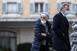 Πολίτες με μάσκα στην Ιταλία