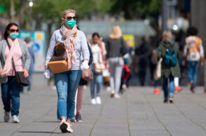 Γερμανία - Κορωνοϊός: Γυναίκα με μάσκα για τον κορωνοϊό και γυαλιά ηλίου