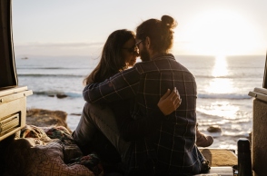 Ζευγάρι σε τροχόσπιτο στην παραλία