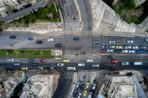 Lockdown στην Αττική για τον κορωνοϊό - Εικόνα από drone δείχνει την κίνηση των οχημάτων σε κεντρικό δρόμο της Αθήνας