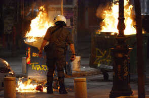 Επεισόδια στη Θεσσαλονίκη - Αστυνομικός μπροστά σε κάδους που έχουν παραδοθεί στις φλόγες (ΦΩΤΟ ΑΡΧΕΙΟΥ)