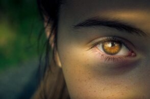 Άυπνη με μαύρους κύκλους στα μάτια; Είσαι πολύ τρέντι!