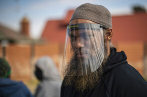 Αφρική - Κορωνοϊός: Άνδρας με προστατευτική ασπίδα προσώπου για Covid-19