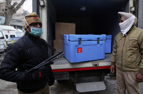 Η αστυνομία περιφρουρεί μεταφορά εμβολίων κατά του κορωνοϊού στην Ινδία 