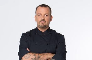 Ο σεφ Δημήτρης Σκαρμούτσος