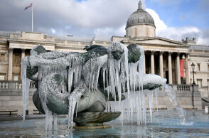 Λονδίνο: Πάγωσε το συντριβάνι στην πλατεία Τραφάλγκαρ - Πολικές θερμοκρασίες στη Μεγάλη Βρετανία 