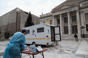 Rapid test για κορωνοϊό: Κλιμάκιο του ΕΟΔΥ έξω από το Δημοτικό Θέατρο Πειραιά διενεργεί ελέγχους