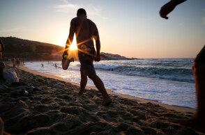 Λουόμενος στην παραλία της Μεσακτής στην Ικαρία