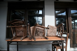 Κλειστό κατάστημα - Μαζεμένα τραπέζια καταστήματος εστίασης