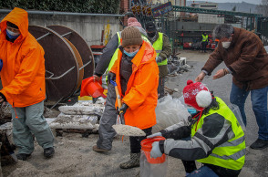 ΔΙΑΝΟΜΗ ΑΛΑΤΙΟΥ ΣΤΟΥΣ ΠΟΛΙΤΕΣ ΕΝΟΨΕΙ ΤΟΥ ΚΥΜΑΤΟΣ ΚΑΚΟΚΑΙΡΙΑΣ ΜΗΔΕΙΑ ΣΤΑ ΠΕΥΚΑ ΘΕΣΣΑΛΟΝΙΚΗΣ
