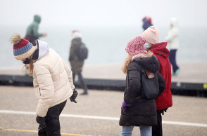 ΑΡΧΙΣΑΝ ΝΑ ΠΕΦΤΟΥΝ ΟΙ ΠΡΩΤΕΣ ΝΙΦΑΔΕΣ ΧΙΟΝΙΟΥ ΣΤΟ ΚΕΝΤΡΟ ΤΗΣ ΘΕΣΣΑΛΟΝΙΚΗΣ 