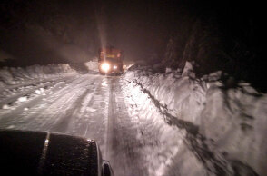 Κακοκαιρία: Αυτοκίνητο με αντιολισθητικές αλυσίδες πίσω από εκχιονιστικό μηχάνημα (ΦΩΤΟ ΑΡΧΕΙΟΥ)