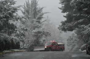 Ο ΕΟΔΥ ανακοίνωσε 332 νέα κρούσματα κορωνοϊού στην Αττική την Κυριακή 14 Φεβρουαρίου 2021, την ώρα που η κακοκαιρία «Μήδεια» έντυσε στα λευκά τον Διόνυσο