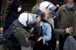 Επεισόδια στο Σύνταγμα - Αστυνομικός των ΜΑΤ και διαδηλώτρια κατά του lockdown