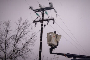 Κακοκαιρία: Συνεργείο της ΔΕΗ σε κολόνα του δικτύου ηλεκτρισμού εν μέσω χιονόπτωσης