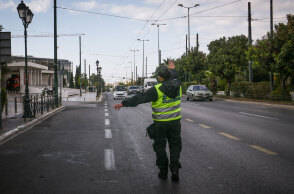 Lockdown στην Αττική: Δημοτικός αστυνομικός σταματά για έλεγχο οδηγό αυτοκινήτου - Νέα έντυπα μετακίνησης εργαζομένων από τη Δευτέρα 15 Φεβρουαρίου 2021