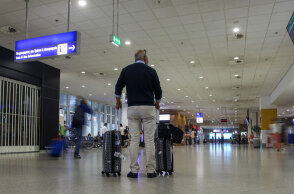 Αεροδρόμιο «Ελευθέριος Βενιζέλος» - Ταξιδιώτης με μάσκα για τον κορωνοϊό