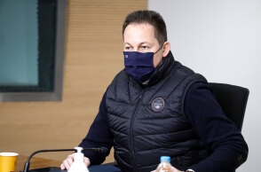 Στέλιος Πέτσας με μάσκα για τον κορωνοϊό