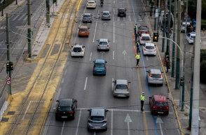 Lockdown στην Αθήνα - Μετακίνηση εργαζομένων: Έλεγχοι της ΕΛ.ΑΣ στον δρόμο που οδηγεί στο Σύνταγμα