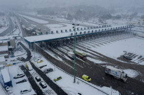 Κακοκαιρία «Μήδεια»: Η εθνική οδός Αθηνών - Λαμίας, διόδια Αφιδνών, με πυκνή χιονόπτωση