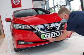 «Πράσινες» πινακίδες κυκλοφορίας για τα ηλεκτροκίνητα οχήματα (EVs)