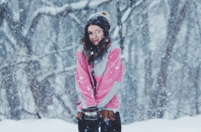 Κοπέλα στα χιόνια