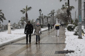 Βόλτα στο Φάληρο για πολίτες παρά τη χιονόπτωση