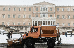 ΚΑΘΑΡΙΣΜΟΣ ΤΗΣ ΠΛΑΤΕΙΑΣ ΣΥΝΤΑΓΜΑΤΟΣ ΑΠΟ ΣΥΝΕΡΓΕΙΑ ΤΟΥ ΔΗΜΟΥ ΑΘΗΝΑΙΩΝ 