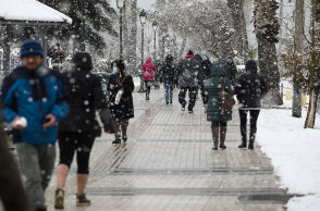 Παλαιό Φάληρο: Βόλτα στην παραλία εν μέσω χιονόπτωσης