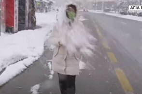 Η Μάνια Αλιβιζάτου δέχτηκε χιονόμπαλες σε live μετάδοση από την Αγία Παρασκευή για την κακοκαιρία «Μήδεια»