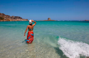 Λουόμενη σε παραλία στη Σαρδηνία