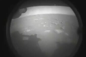 «Perseverance»: Η πρώτη φωτογραφία που έστειλε το διαστημικό ρόβερ από την επιφάνεια του «Κόκκινου Πλανήτη»