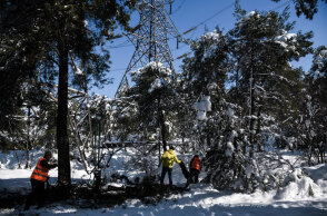 Κακοκαιρία «Μήδεια»: Συνεργείο του ΔΕΔΔΗΕ προσπαθεί να αποκαταστήσει βλάβες στο δίκτυο ηλεκτροδότησης
