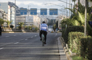 Αττική - Lockdown: Ποδηλάτης ανεβαίνει την άδεια λεωφόρο Συγγρού - 741 νέα κρούσματα κορωνοϊού το τελευταίο 24ωρο στον νομό | 19.02.2021