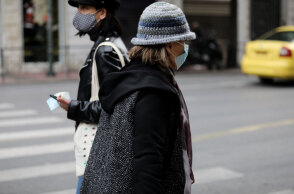 Γυναίκες με μάσκα για τον κορωνοϊό στην Αττική - Παρατείνεται το σκληρό lockdown μέχρι τις 28 Φεβρουαρίου 2021