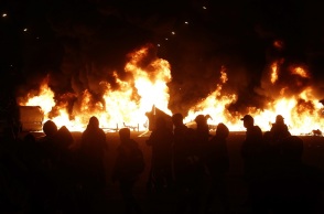 Σκηνικό «πολέμου» στην Ισπανία για τη φυλάκιση του καταλανού ράπερ Πάμπλο Χασέλ, με συγκρούσεις και συλλήψεις διαδηλωτών