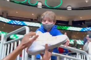 O Γιάννης Αντετοκούνμπο χάρισε τα παπούτσια του σε ένα παιδί 