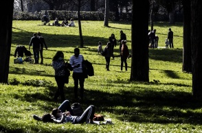 Πολίτες κάνουν βόλτα φορώντας μάσκα στην Ιταλία